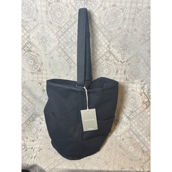 NWT Everlane Bucket Shoulder Bag Black Adjustable Strap Zippered Inside Pocket - Picture 1 of 3